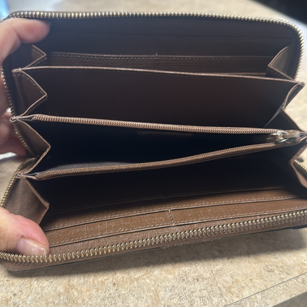 Gucci wallet, used has wear look at pictures the wear is from carrying it - Picture 3 of 6